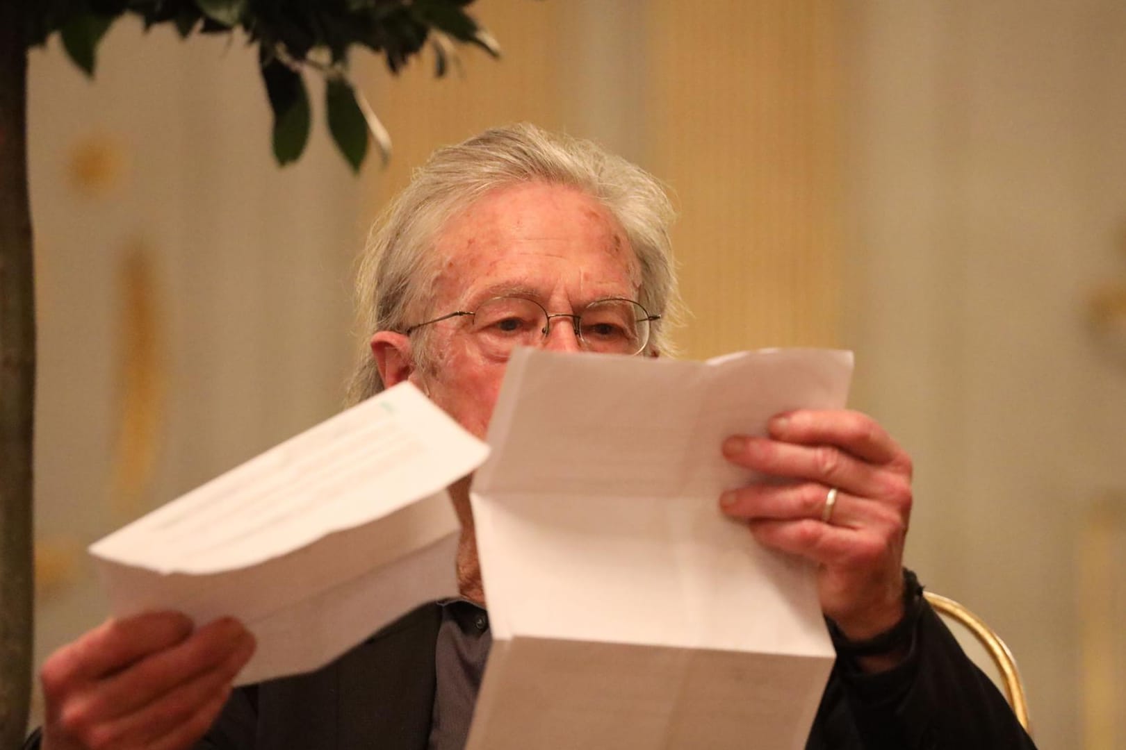 Peter Handke auf der Pressekonferenz des Nobelpreiskomitees in Stockholm.