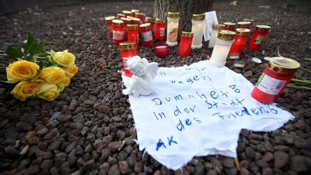 Nach der tödlichen Attacke herrschen in Augsburg Trauer und Entsetzen. Nach der tödlichen Attacke herrschen in Augsburg Trauer und Entsetzen.