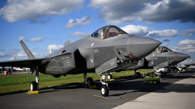 Ein Lockheed Martin F-35 Tarnkappenjet aus den USA mit einem Radargerät des Rüstungsunternehmens Hensoldt ist bei der Raumfahrtausstellung (ILA) ausgestellt. Ein Lockheed Martin F-35 Tarnkappenjet aus den USA mit einem Radargerät des Rüstungsunternehmens Hensoldt ist bei der Raumfahrtausstellung (ILA) ausgestellt.