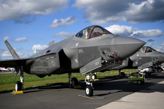 Ein Lockheed Martin F-35 Tarnkappenjet aus den USA mit einem Radargerät des Rüstungsunternehmens Hensoldt ist bei der Raumfahrtausstellung (ILA) ausgestellt.