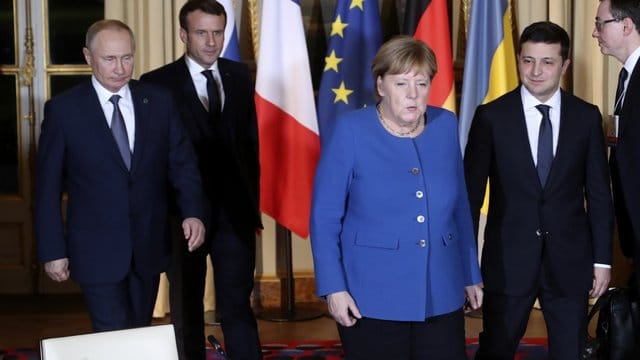 Wladimir Putin, Emmanuel Macron, Angela Merkel und Wolodymyr Selenskyj kommen zum Gespräch zusammen. Wladimir Putin, Emmanuel Macron, Angela Merkel und Wolodymyr Selenskyj kommen zum Gespräch zusammen.