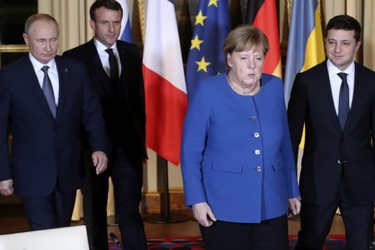 Wladimir Putin, Emmanuel Macron, Angela Merkel und Wolodymyr Selenskyj kommen zum Gespräch zusammen.