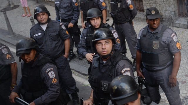 Behelmte brasilianische Polizei ist auch in Fußballstadien im Einsatz. Behelmte brasilianische Polizei ist auch in Fußballstadien im Einsatz.