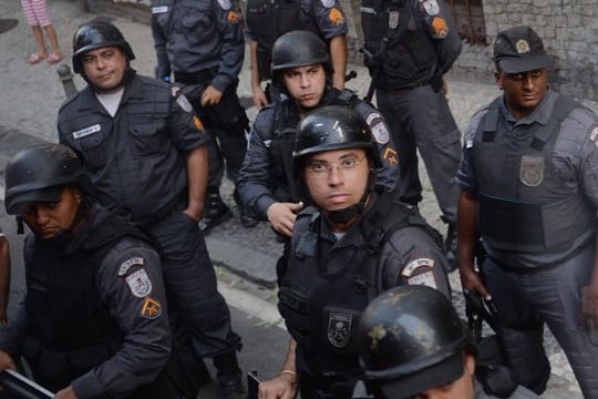 Behelmte brasilianische Polizei ist auch in Fußballstadien im Einsatz.