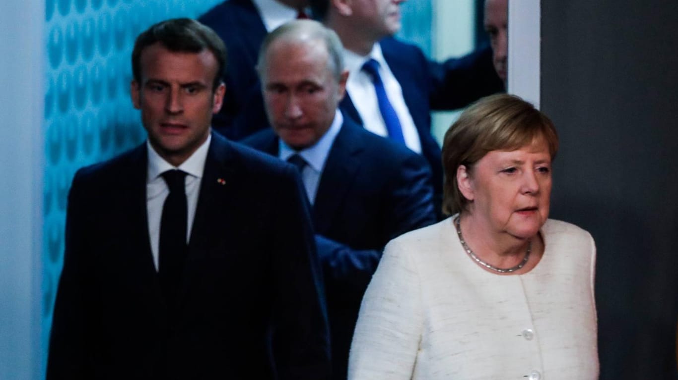 Frankreichs Präsident Macron mit Angela Merkel und Wladimir Putin: Die drei treffen sich in Paris mit dem ukrainischen Präsidenten Selenskyj. Es geht um den Ostukrainekonflikt.
