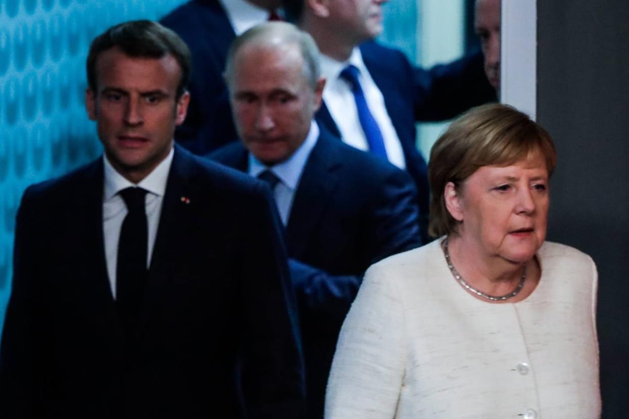 Frankreichs Präsident Macron mit Angela Merkel und Wladimir Putin: Die drei treffen sich in Paris mit dem ukrainischen Präsidenten Selenskyj. Es geht um den Ostukrainekonflikt.