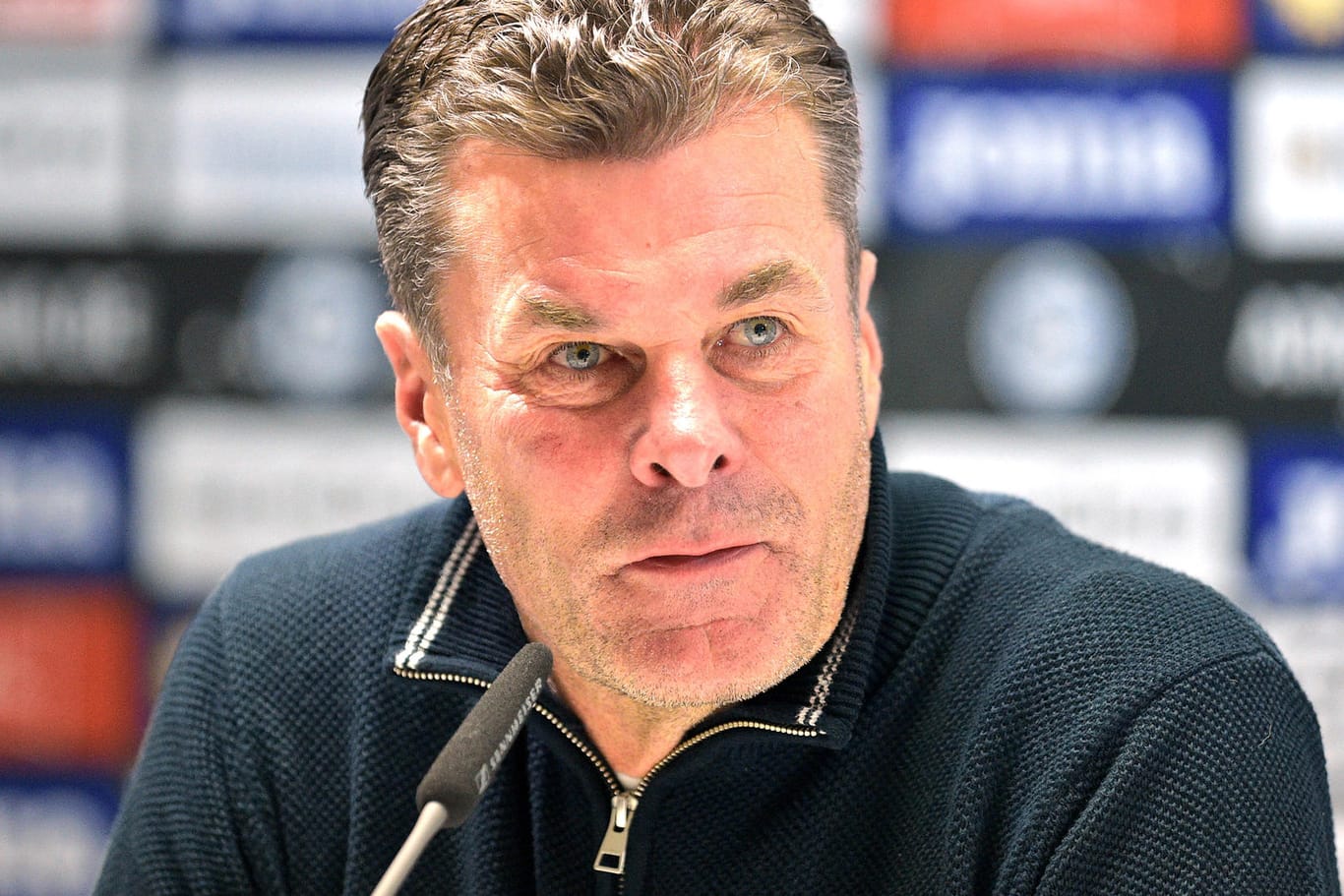 HSV-Trainer Dieter Hecking bei einer Pressekonferenz: Werden neue Spieler nach Hamburg kommen?