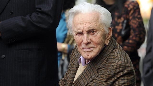 Kirk Douglas 2011 auf dem Hollywood Walk of Fame.