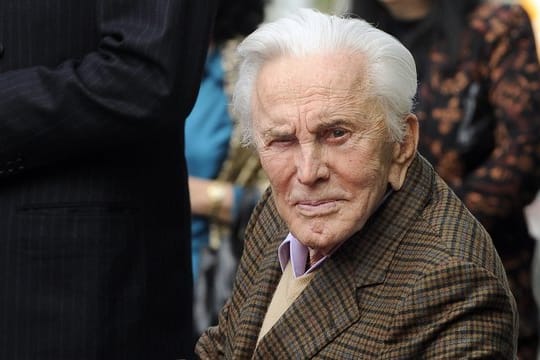 Kirk Douglas 2011 auf dem Hollywood Walk of Fame.