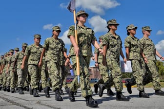 Soldaten am US-Stützpunkt Pensacola in Florida: Ein Pilot aus Saudi-Arabien hatte hier mehrere Menschen erschossen – nun werde geprüft, ob er Teil eines Netzwerks war.