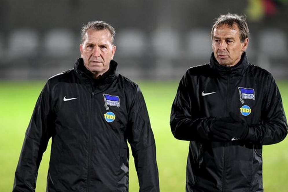 Jürgen Klinsmann (r) möchte Torwarttrainer Andreas Köpke länger bei Hertha BSC haben.