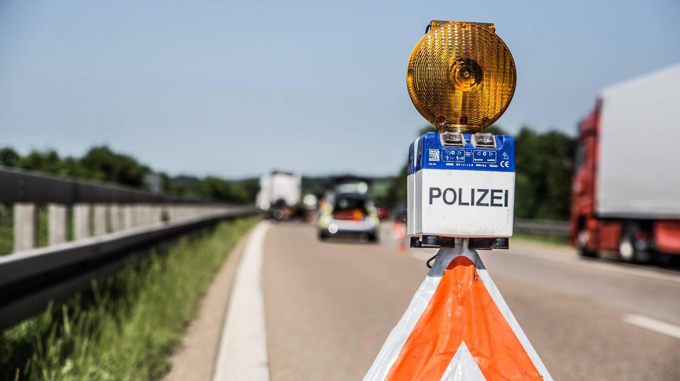 Polizeisperre auf der Autobahn: Ein Geisterfahrer musste auf der Autobahn 93 gestoppt werden. (Symbolbild)