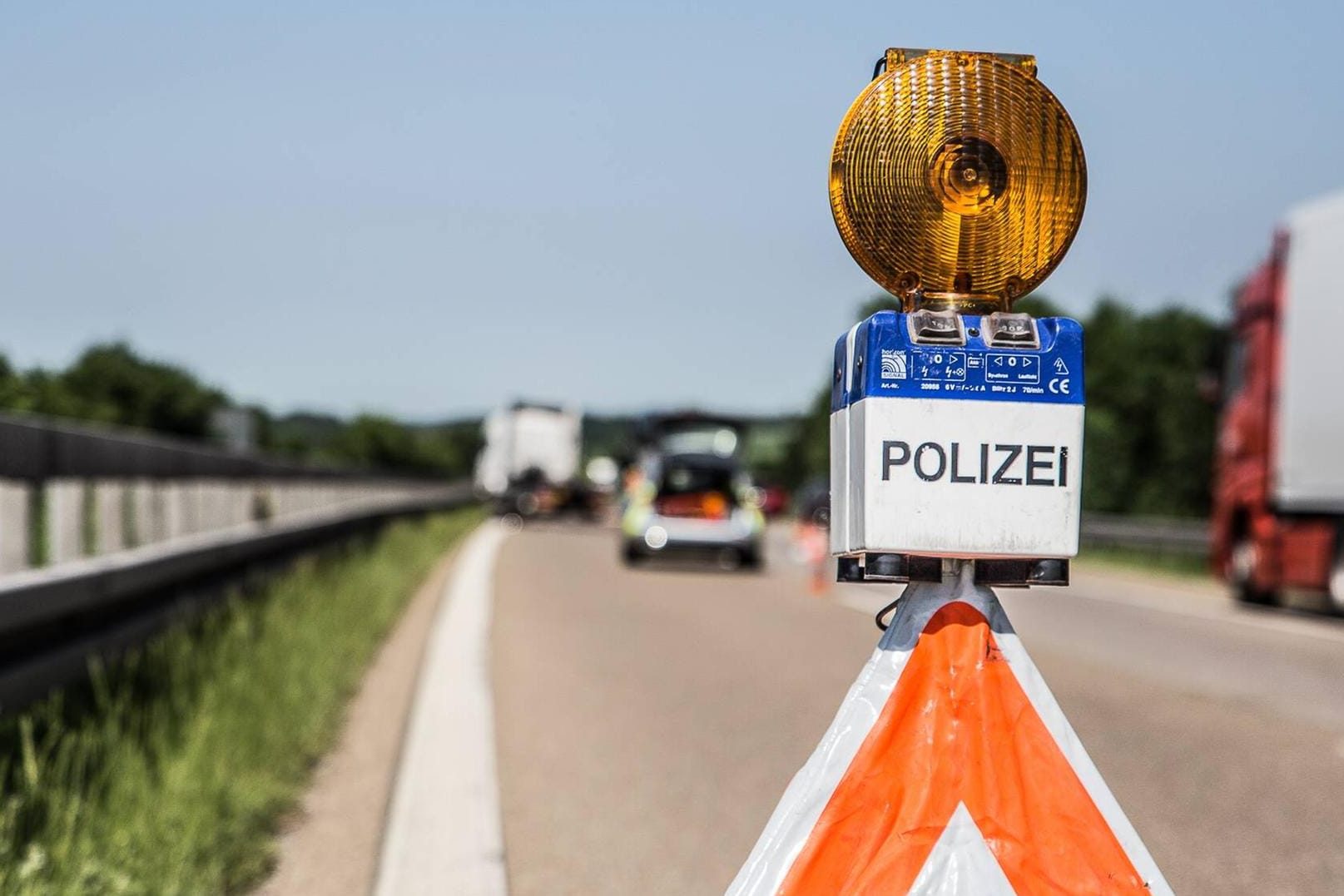 Polizeisperre auf der Autobahn: Ein Geisterfahrer musste auf der Autobahn 93 gestoppt werden. (Symbolbild)