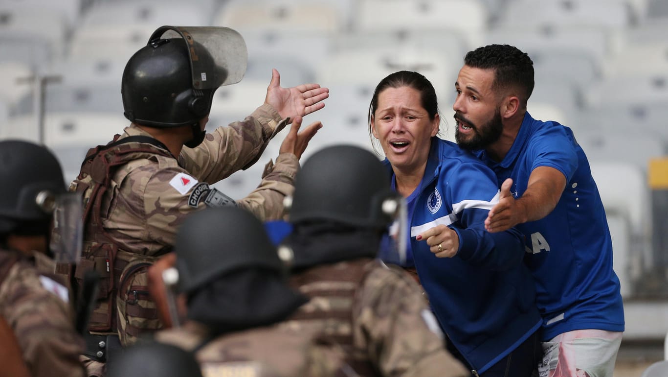 Im Mineirao-Stadion: Ein brasilianischer Polizist diskutiert mit Fans.