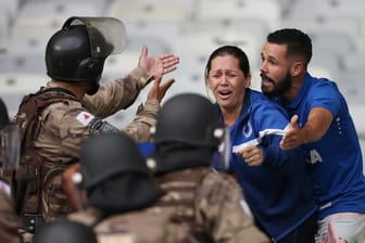 Im Mineirao-Stadion: Ein brasilianischer Polizist diskutiert mit Fans.