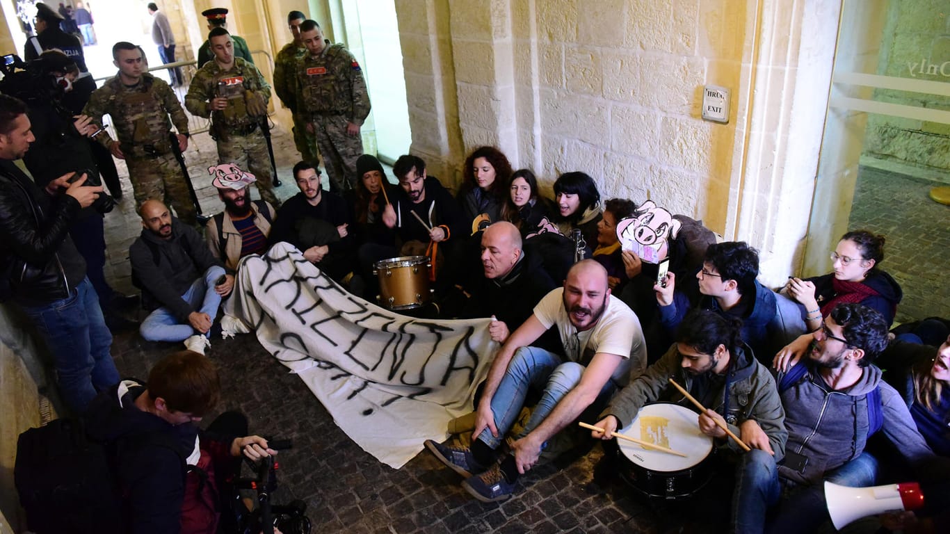 Demonstranten im maltesischen Regierungssitz: Sie fordern den Rücktritt der Regierung von Premier Joseph Muscat.