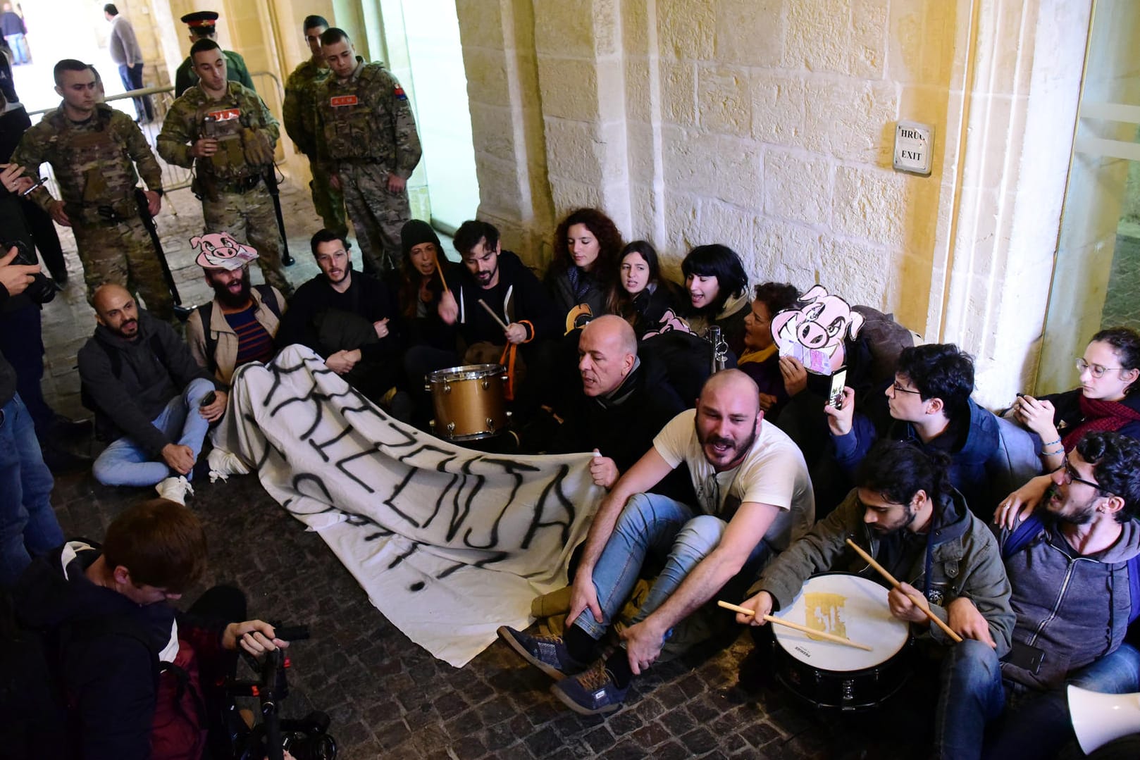 Demonstranten im maltesischen Regierungssitz: Sie fordern den Rücktritt der Regierung von Premier Joseph Muscat.
