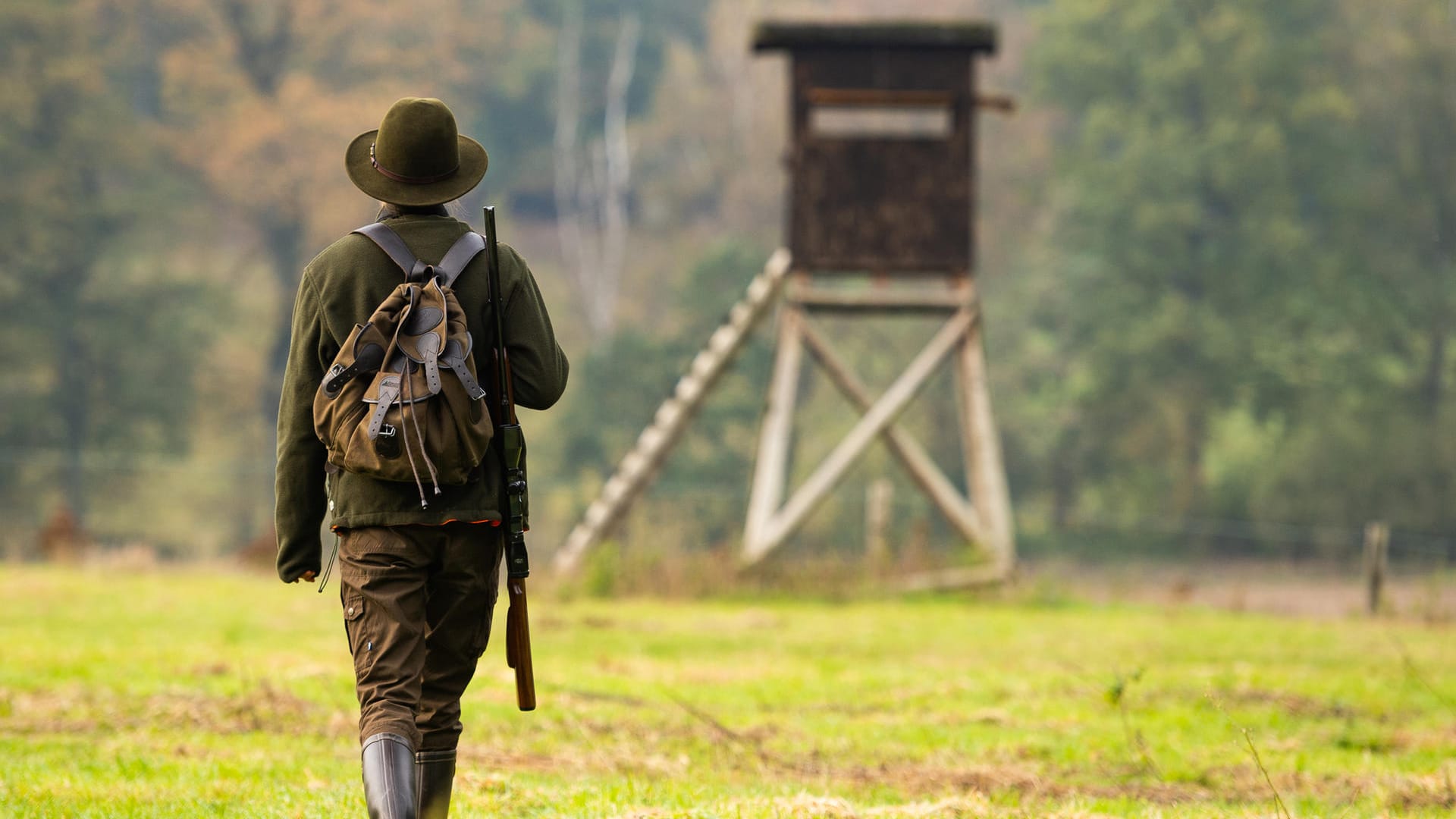 Eine Jägerin geht zu einem Hochsitz: Lange war die Jagd eine Männerdomäne, doch das hat sich gründlich geändert.