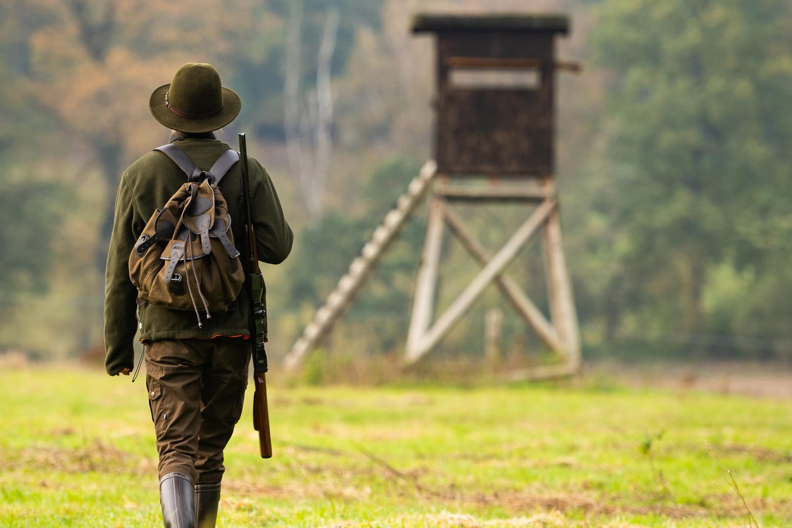 Eine Jägerin geht zu einem Hochsitz: Lange war die Jagd eine Männerdomäne, doch das hat sich gründlich geändert.