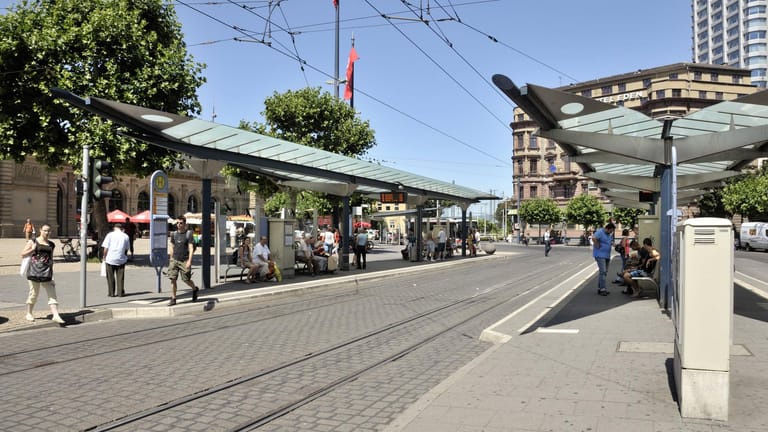 Die Straßenbahnhaltestelle vor dem Mainzer Hauptbahnhof: Die Mainzer Mobilität baut ihr Angebot weiter aus.