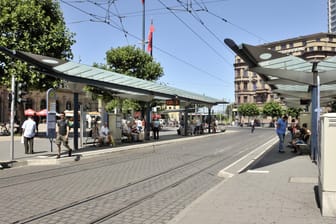 Die Straßenbahnhaltestelle vor dem Mainzer Hauptbahnhof: Die Mainzer Mobilität baut ihr Angebot weiter aus.