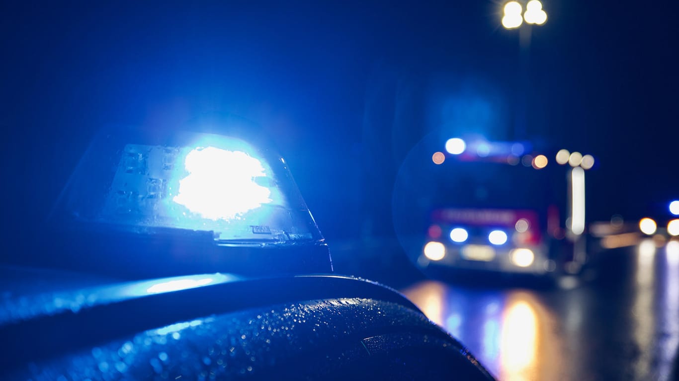 Blaulicht im Dunkeln: Eine 80-Jährige wurde auf der A8 getötet. (Symbolbild)
