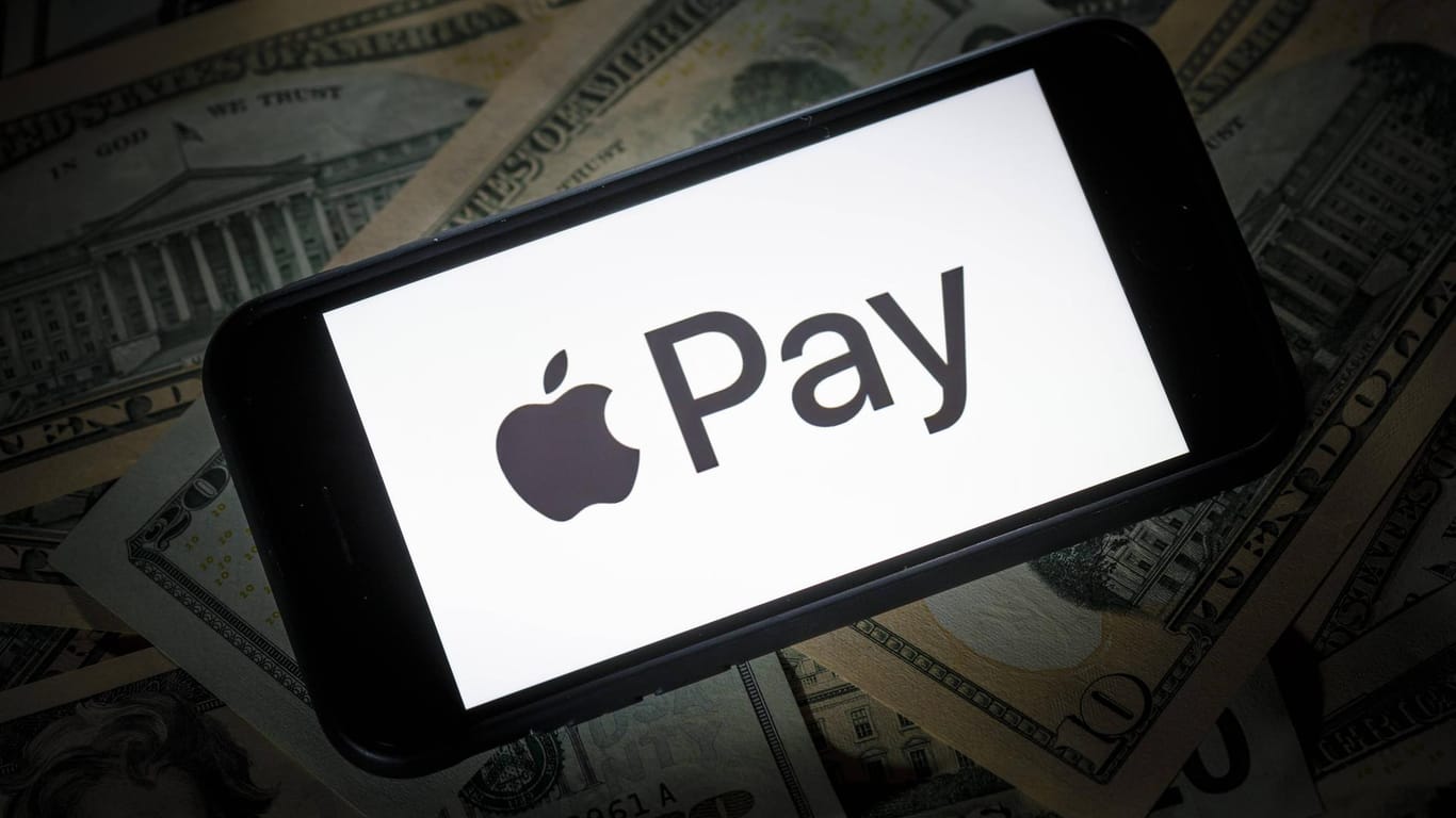 Das Logo des Zahlungssystem Apple Pay wird auf einem Smartphone angezeigt: Bei manchen Banken gibt es noch Probleme mit Apple Pay.
