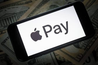 Das Logo des Zahlungssystem Apple Pay wird auf einem Smartphone angezeigt: Bei manchen Banken gibt es noch Probleme mit Apple Pay.