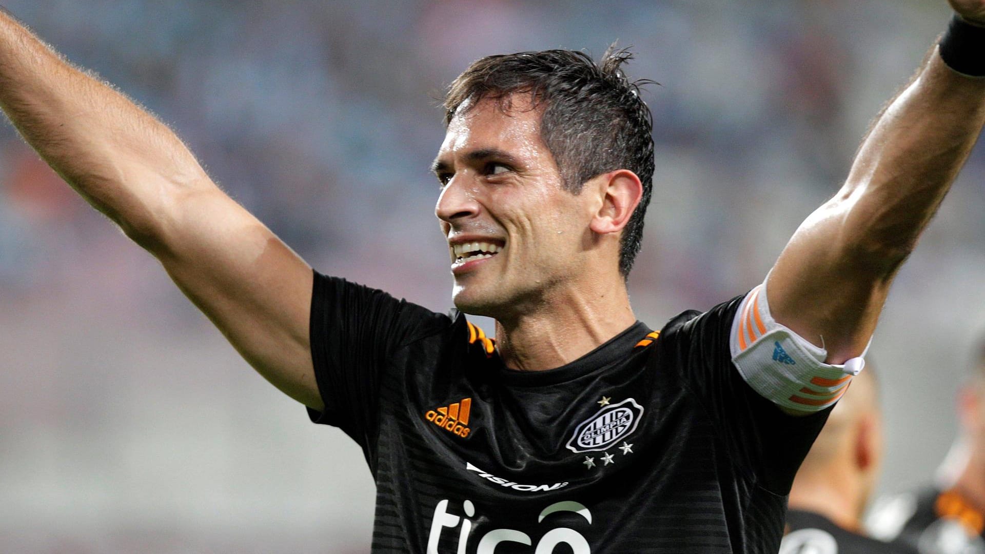 Ein Mann mit großer Bundesliga-Vergangenheit: Roque Santa Cruz. Ein Mann mit großer Bundesliga-Vergangenheit: Roque Santa Cruz.