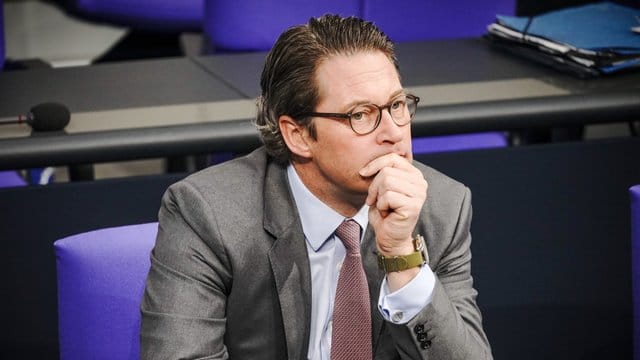 Laut einer Auswertung der Deutschen Umwelthilfe ist der Dienstwagen von Verkehrsminister Scheuer der mit dem höchsten "realen" CO2-Ausstoß. Laut einer Auswertung der Deutschen Umwelthilfe ist der Dienstwagen von Verkehrsminister Scheuer der mit dem höchsten "realen" CO2-Ausstoß.