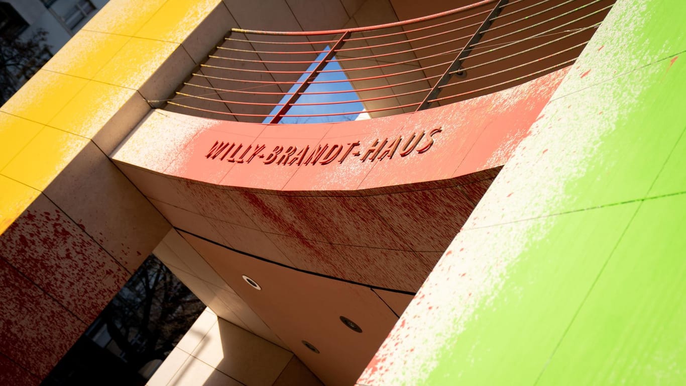 Willy-Brandt-Haus: Die SPD-Zentrale wurde von Unbekannten mit Farbe beschmiert.