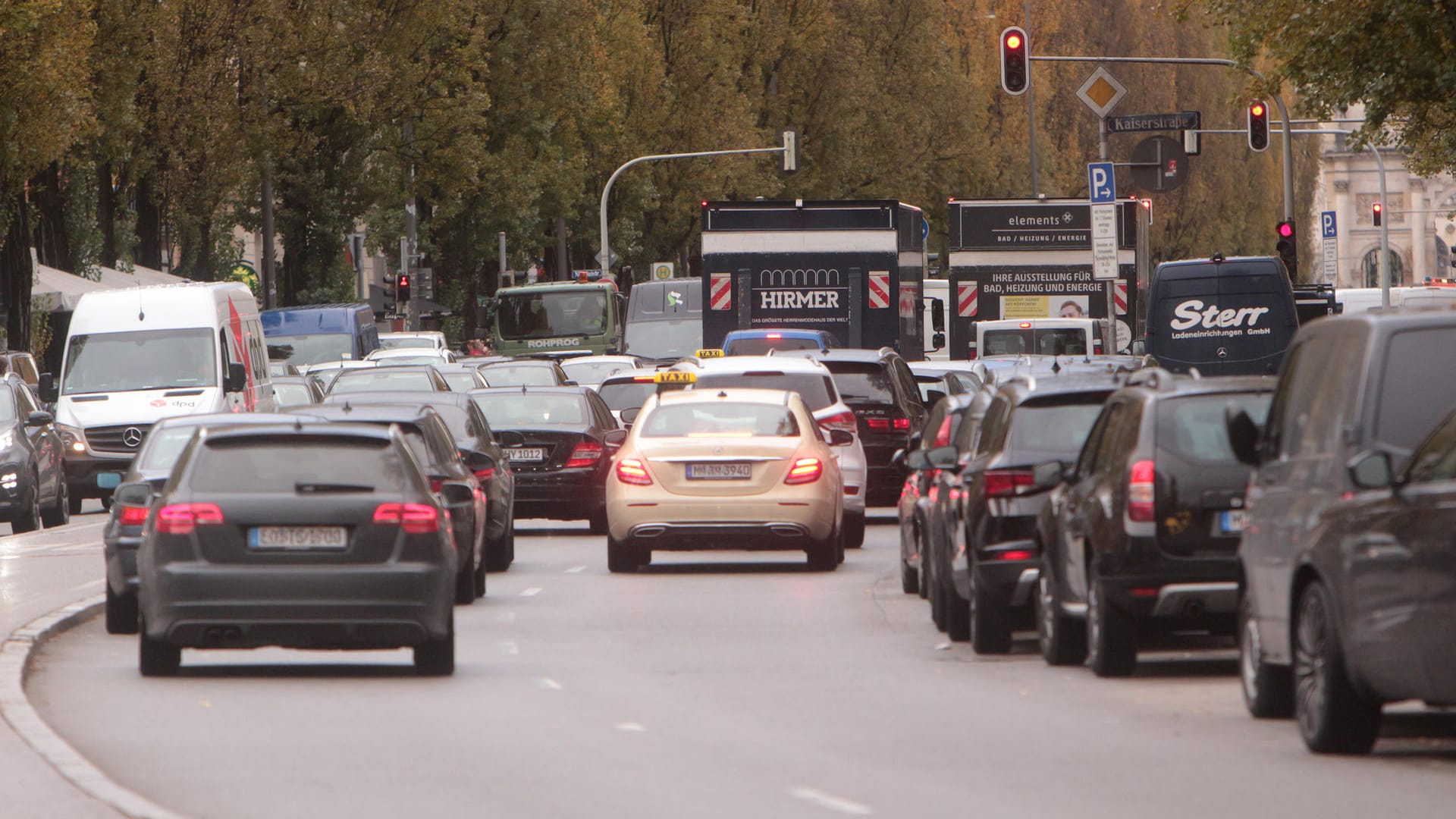 Stai in der Innenstadt: Weihnachtsshopping kann vor allem in den Städten zu verstopften Straßen führen.