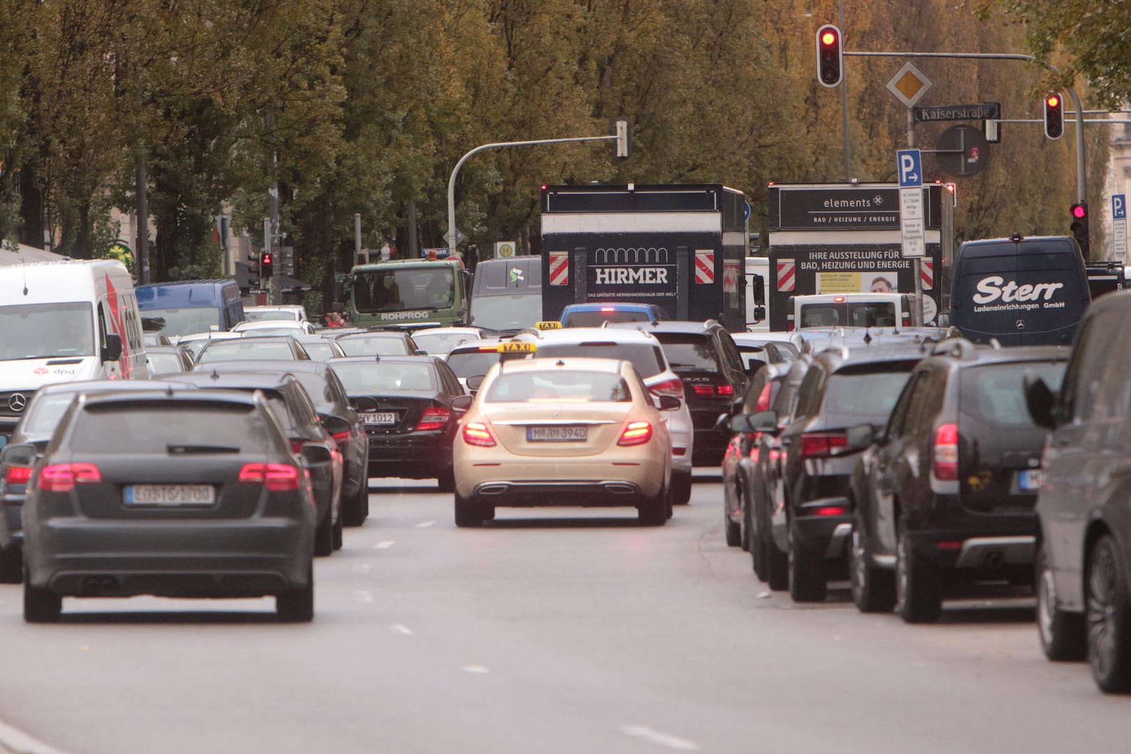 Stai in der Innenstadt: Weihnachtsshopping kann vor allem in den Städten zu verstopften Straßen führen.