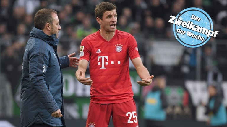 Diskutierten in Mönchengladbach am Spielfeldrand: Bayern-Trainer Hansi Flick (l.) und sein Spieler Thomas Müller.