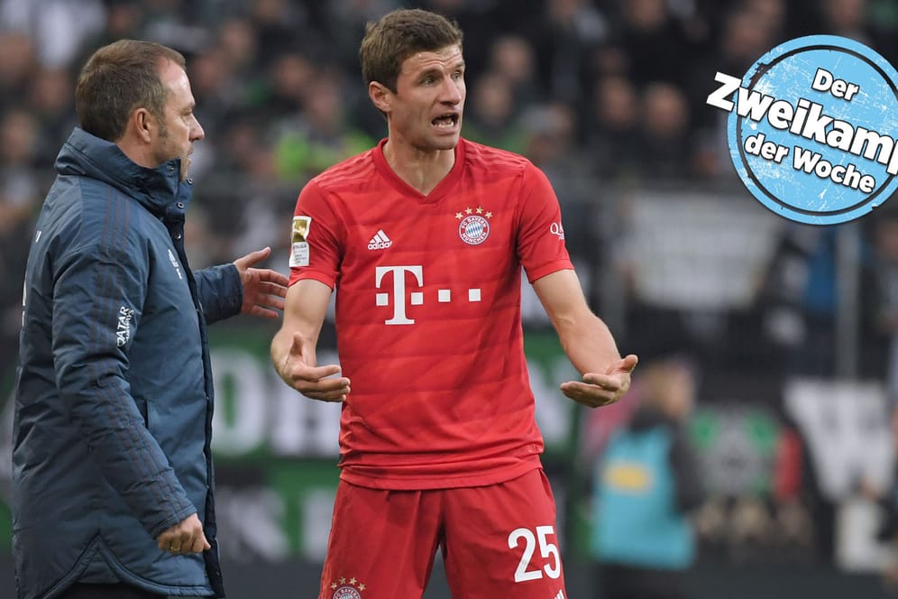 Diskutierten in Mönchengladbach am Spielfeldrand: Bayern-Trainer Hansi Flick (l.) und sein Spieler Thomas Müller.