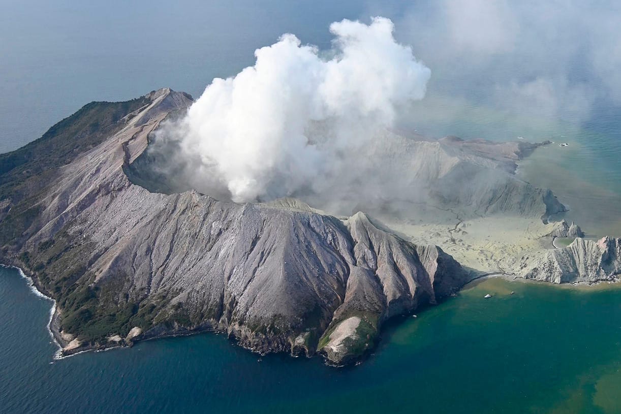 White Island vor der neuseeländischen Küste: Nach einem Vulkanausbruch suchen die Rettungskräfte nach mehreren Vermissten. Die Polizei hat kaum noch Hoffnung.