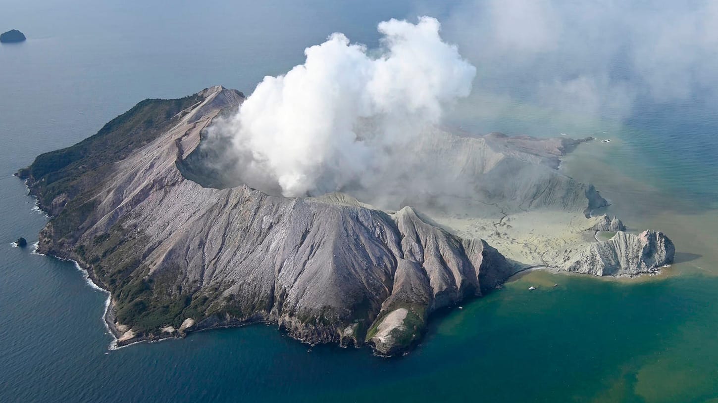 White Island vor der neuseeländischen Küste: Nach einem Vulkanausbruch suchen die Rettungskräfte nach mehreren Vermissten. Die Polizei hat kaum noch Hoffnung.