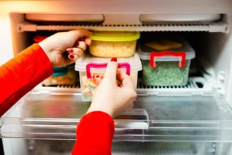 Frau holt Gemüse aus dem Tiefkühlfach: Nicht alle Lebensmittel vertragen die Aufbewahrung bei Minusgraden.