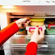Frau holt Gemüse aus dem Tiefkühlfach: Nicht alle Lebensmittel vertragen die Aufbewahrung bei Minusgraden.