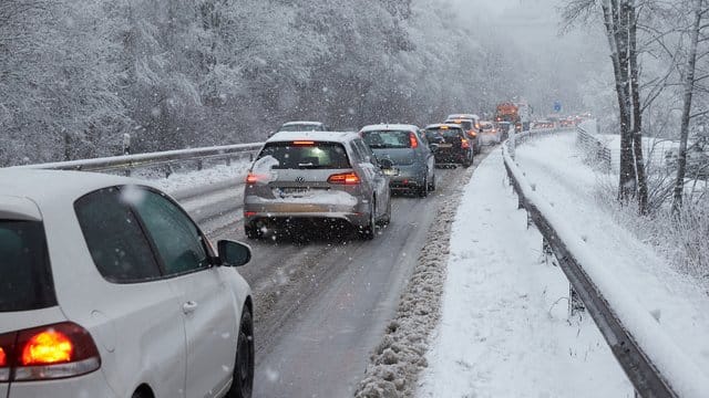 Wenn der Winter auf die Bremse steigt: Auf lange Staus in der kalten Jahreszeit sind Autofahrer jetzt besser immer gut vorbereitet.