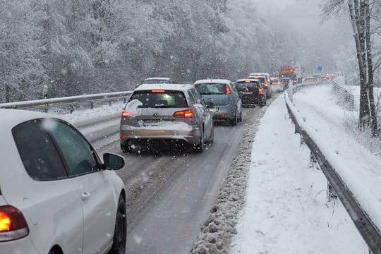 Wenn der Winter auf die Bremse steigt: Auf lange Staus in der kalten Jahreszeit sind Autofahrer jetzt besser immer gut vorbereitet.