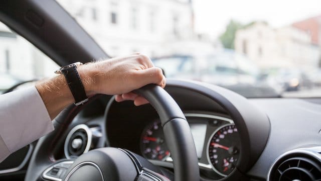 Arbeitnehmer, die ihren Dienstwagen auch für private Fahrten nutzen, müssen diesen Vorteil richtig versteuern. Arbeitnehmer, die ihren Dienstwagen auch für private Fahrten nutzen, müssen diesen Vorteil richtig versteuern.