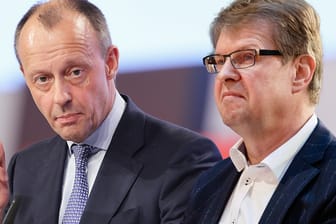 Friedrich Merz und Ralf Stegner: Unions-Politiker Merz hält Stegners Telefonpanne für symptomatisch für die SPD.