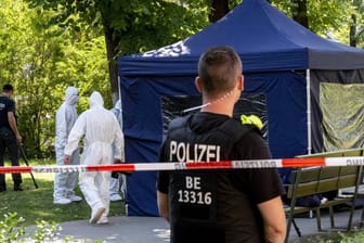 Spurensicherung am Tatort: Der 40 Jahre alte Georgier war im August in einem Berliner Park erschossen worden.