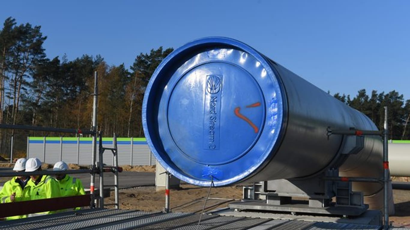 Ein blauer Deckel schließt ein Rohr ab