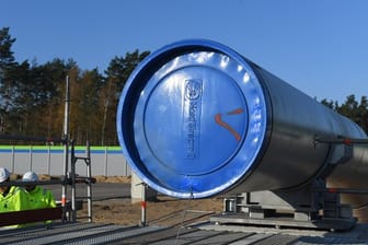 Ein blauer Deckel schließt ein Rohr ab