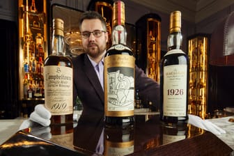 Der Gründer des Auktionshauses Whisky Auctioneer präsentiert Teile der größten privaten Whisky-Sammlung der Welt: Die Flaschen sollen auf zwei Auktionen im Februar und im April versteigert werden.