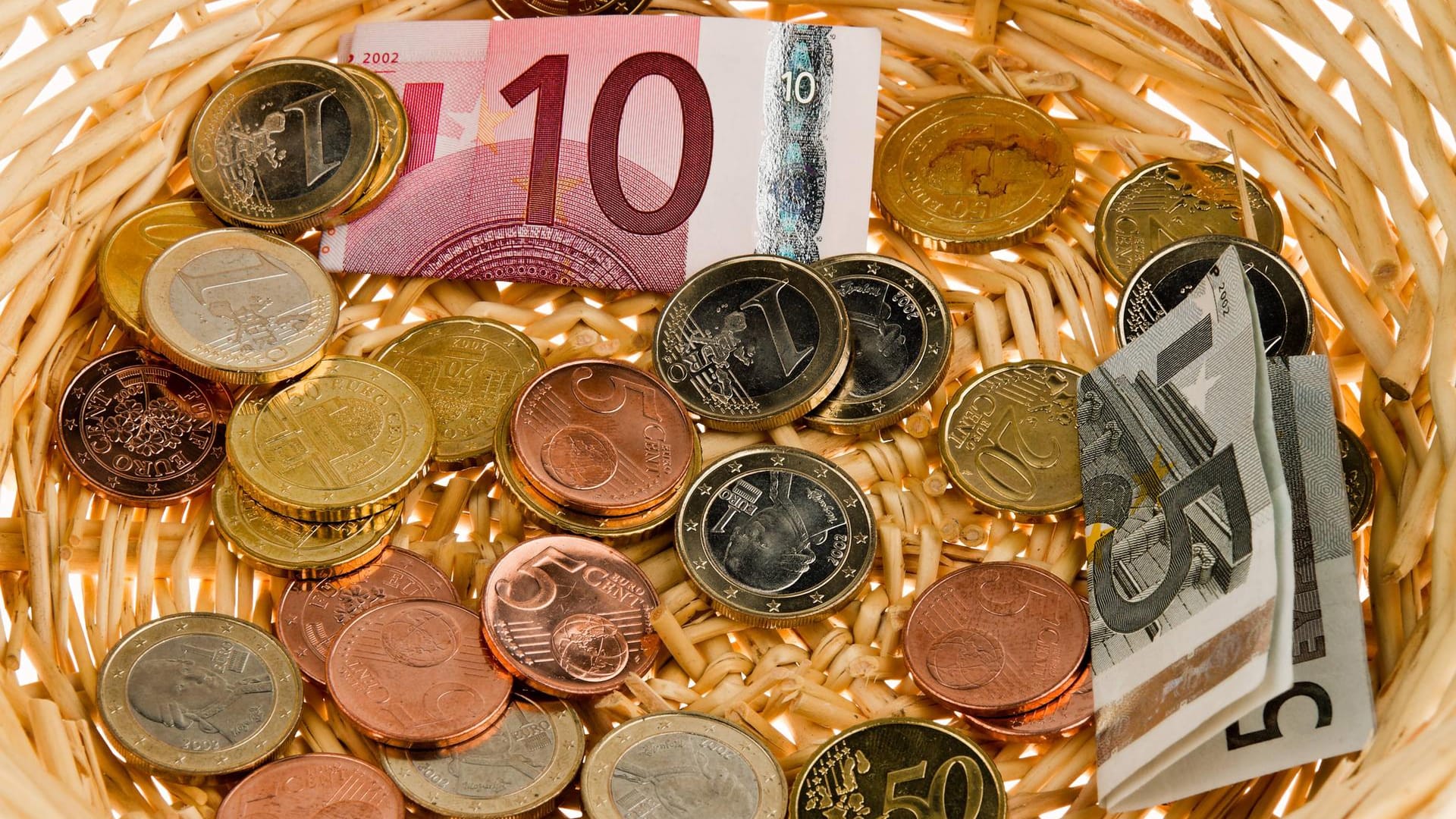 Ein Spendenkorb: In der Vorweihnachtszeit ist Spenden-Hochsaison. Doch nicht alle Organisationen, die um Geld bitten, sind ehrlich. Ein Spendenkorb: In der Vorweihnachtszeit ist Spenden-Hochsaison. Doch nicht alle Organisationen, die um Geld bitten, sind ehrlich.