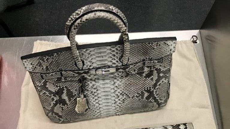 Eine Handtasche aus Pythonleder: Am Düsseldorfer Flughafen fanden Fahnder des Zolls eine Handtasche, die aus Schlangenhaut hergestellt wurde.