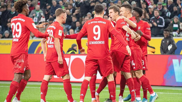Bayern-Spieler während eines Spiels gegen Borussia Mönchengladbach am Samstag: Der Bundesliga-Profi hat nun auch eine eSport-Mannschaft.